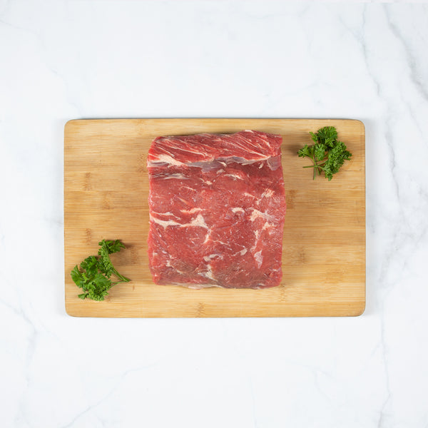 Corte de carne lomo liso sobre una tabla de cortar de madera