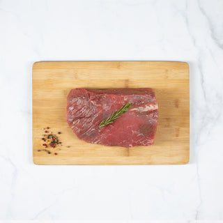Corte de carne asiento sobre una tabla de cortar