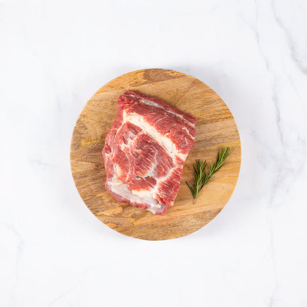 Corte de carne molida de huachalomo sobre una tabla de cortar