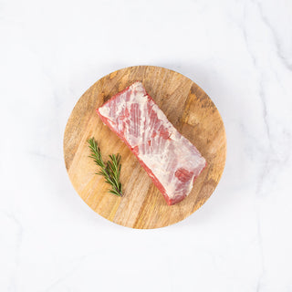 Corte de carne tapapecho sobre una tabla de madera