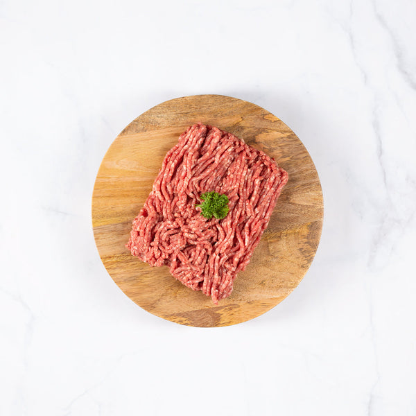 Porcion de carne molida nacional V sobre una tabla de madera