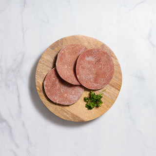 Churrascos congelados sobre una tabla de cortar