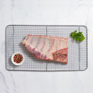 Corte de costillar de cerdo americano sobre una rejilla para el horno