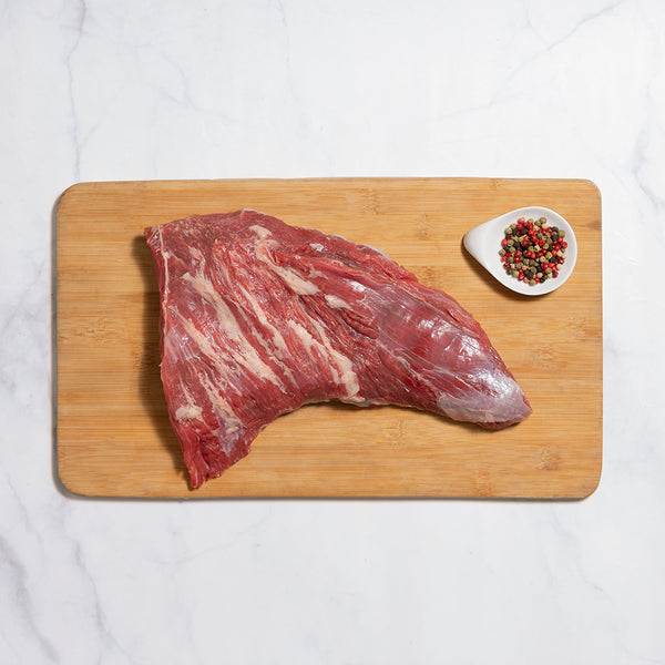 Corte de carne punta picana nacional V sobre una tabla de cortar de madera