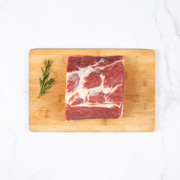 Corte de lomo vetado sobre una tabla de cortar