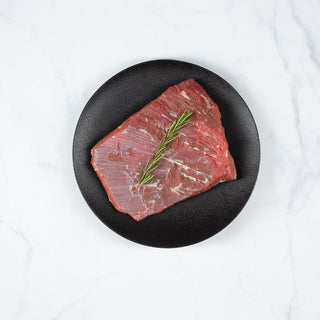 Corte de carne plateada sobre un plato