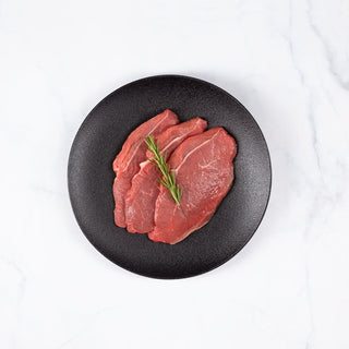 Cortes de bistec posta rosada sobre un plato