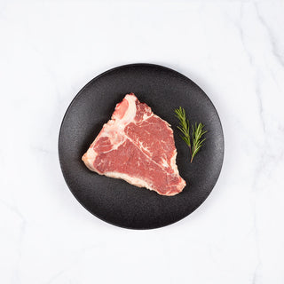 Corte de carne entrecott nacional V sobre un plato