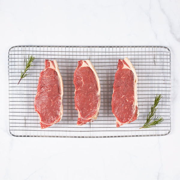 Corte bife lomo liso sobre una rejilla para parrilla