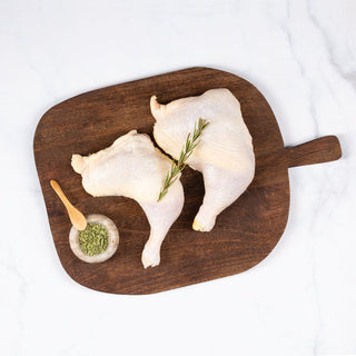 Trutros de pollo sobre una tabla de cortar de madera
