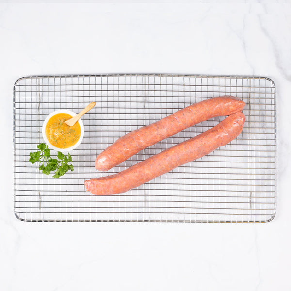 Longanizas sobre una rejilla de parrilla