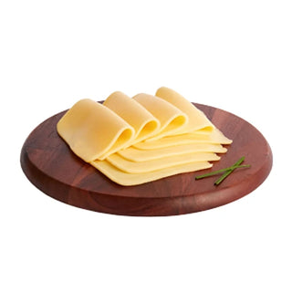 Laminas de queso gouda sobre una tabla de madera