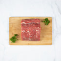 Corte de carne lomo liso sobre una tabla de cortar de madera