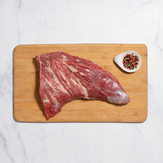 Corte de carne punta picana nacional V sobre una tabla de cortar de madera