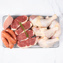 Longanizas, bifes de chorizo, trutros enteros y pulpa deshuesada de cerdo sobre una rejilla de horno