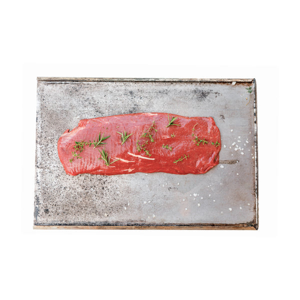 Corte de carne flat iron sobre una bandeja